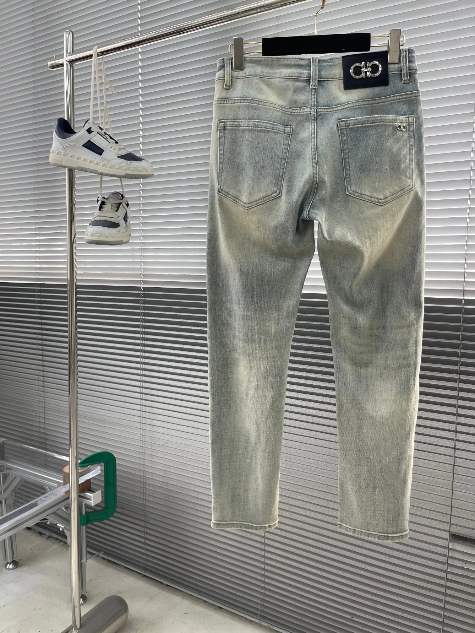 Ferragamo 🌹🌹26ss new spring and summer jeans are now available in the Premium version. Specially customized washed cloth fabrics are provided for customers. Breathable and highly comfortable. The details are impeccable. The design concept of brand elements reflects high quality. It feels delicate and soft. It presents a casual cut and the upper body shape is awesome! Sizes: 28-38 (no 35.37)